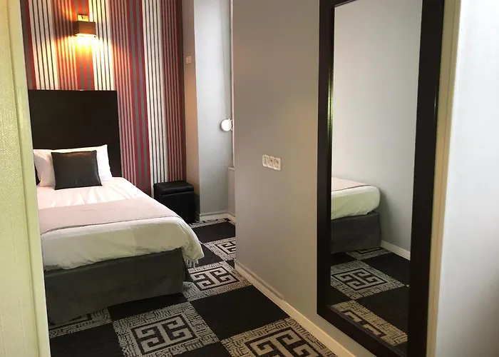 Logis Hotel - Le Charleston Le Mans